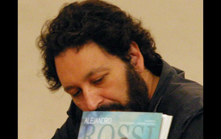 El poeta Luigi Amara durante la presentación del libro ''Alejandro Rossi''. NTX /