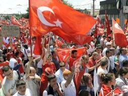 Miles de seguidores de Erdogan se reunieron en un mitin en Erzurum. EFE /