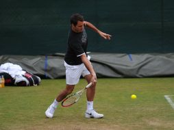 Roger Federer durante una sesión de práctica en las canchas anexas al All England Club. AFP /