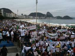 Unas cuatro mil personas marchan a lo largo de una carretera en las playas de Copacabana. EFE /