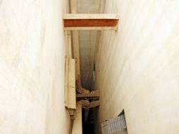 El niño fue encontrado en el hueco de un desagüe de apenas un metro cuadrado. EFE /