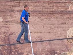 Wallenda realizó su hazaña por la tarde sobre un cable de acero de cinco centímetros de espesor. ESPECIAL /