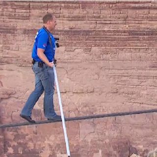 Wallenda cruza barranca cerca del Gran Cañón