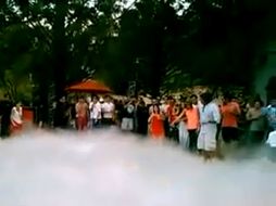 Los organizadores de la fiesta arrojan nitrógeno a la alberca, lo que produce la emisión de un gas tóxico. ARCHIVO /