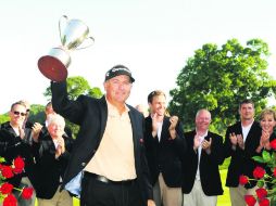 Ken Duke, de 44 años, levanta el trofeo tras ganar el Travelers Championship, su primer campeonato. AP /