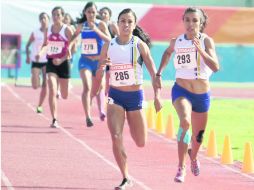 En la punta. La jalisciense Gaby Medina (293) toma ventaja en los 800 metros, por delante de Cristy Guevara (285). EL INFORMADOR /