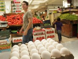 Tomate verde, huevo, chile serrano, entre otras mercancías, con precios a la baja y mayor peso en el resultado de la inflación. ARCHIVO /
