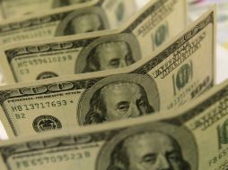 El precio de venta de la divisa disminuyó sólo dos centavos respecto al cierre del viernes. ARCHIVO /