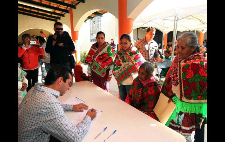 Piden que políticos dejen de ver a indígenas con alevosía, 'cuando no me convienen, me estorban' y  cuando sí 'me tomo la foto'. ARCHIVO /