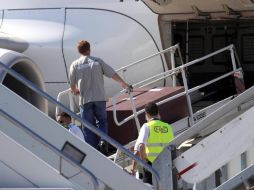 El ataud con el cuerpo de Gandolfini es embarcado en el aeropuerto de Roma. EFE /