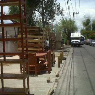 Una carpa improvisada como casa, negocio y taller de familias indígenas