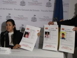 Blanca Aurelia Barrón Rosales, integrante del Enlace Jalisco Alerta Amber, muestra la fotografía de los menores desaparecidos.  /