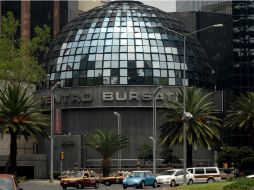 La Bolsa Mexicana recorta sus pérdidas hacia el cierre de la jornada, después de caer hasta 2.63 por ciento. ARCHIVO /