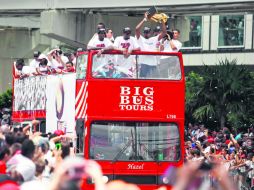 Un autobús descubierto circuló por las principales calles de Miami para que los aficionados pudieran aclamar a sus campeones. AP /