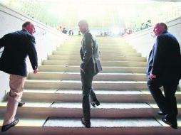 Guardiola sube las escaleras para salir al campo de Allianz Arena de Munich, donde le aguardaban fotógrafos de todo el mundo. AP /