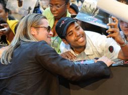 En el estreno de la cinta, un admirador de toma una fotografía con Brad Pitt. AP /