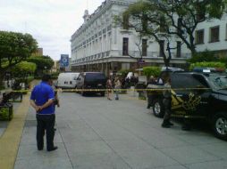 Policías estatales y de Guadalajara establecen perímetro de seguridad a un costado del Teatro Degollado.  /