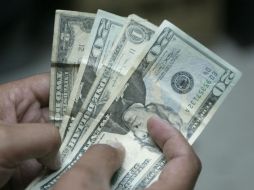 El precio del dólar libre retrocede 15 centavos respecto al cierre de la víspera. ARCHIVO /