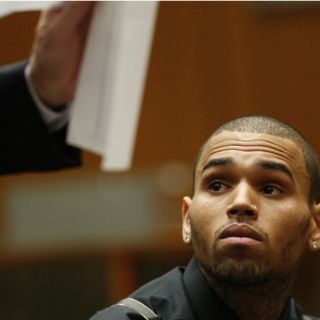 Acusan a Chris Brown de aventar a una mujer