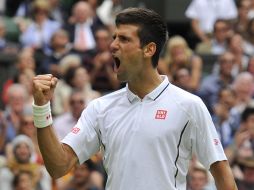 Djokovic tuvo algunos problemas pero sigue con vida en Wimbledon. AFP /