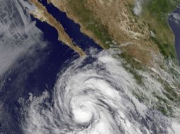 En las próximas horas Cosme podría encontrarse a 17.2 grados de latitud norte y longitud: 111.5 oeste. AFP /