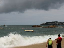 ''Cosme'' se aleja de las costas de Guerrero pero Protección Civil recomienda mantener precauciones por las lluvias. EFE /