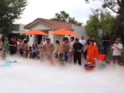 Los jóvenes presentan daños en su salud por inhalar el nitrógeno líquido vertido en la alberca. ARCHIVO /