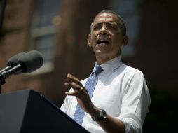 El presidente de Estados Unidos conversa, en una videoconferencia, con su homólogo afgano, Hamid Karzai. AP /