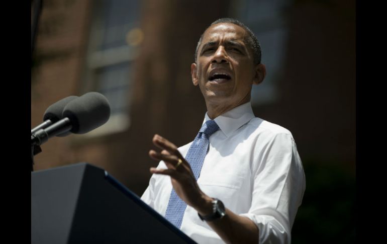El presidente de Estados Unidos conversa, en una videoconferencia, con su homólogo afgano, Hamid Karzai. AP /
