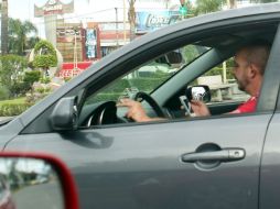Crónica de caso donde conducir y hablar por celular provoca accidente.  /
