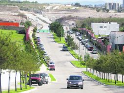 La avenida está ampliada, pero no puede usarse. Hay casetas de vigilancia en al menos tres puntos de su trazo. EL INFORMADOR /