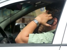 Lo barato en la multa por hablar por celular al conducir y la omisión de autoridades en aplicar dicha sanción mantienen la problemática EL INFORMADOR /