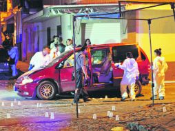 Alcanzada por las balas. Camioneta en la que viajaba la familia ajena al enfrentamiento. EL INFORMADOR /