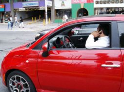 Un mal hábito. En promedio, la Secretaría de Movilidad impone 66 multas diarias por manejar con el celular en la mano. EL INFORMADOR /