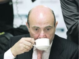 Para Luis de Guindos, las exportaciones han sido fundamentales, con un crecimiento de 8% en el primer cuatrimestre del año. EFE /