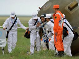 Los astronautas chinos tocan tierra sanos y salvos, después de completar su misión espacial. AFP /