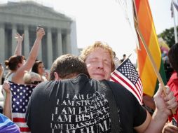 Parejas homosexuales celebran el fallo de la Suprema Corte de EU. AP /