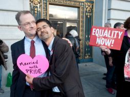 Una pareja de homosexuales celebra el fallo del Tribunal Supremo de EU sobre los matrimonios entre personas del mismo sexo. AP /