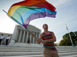 Una persona celebra fuera del Supremo Tribunal de EU que declaró inconstitucional una ley que no reconce el matrimonio gay. AP /