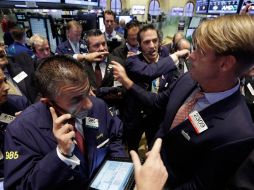 Wall Street amplía las ganancias en la recta final y cierra con un fuerte avance del 1.01 por ciento en el Dow Jones. AP /