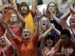 Los gritos de cientos de personas ayudan a impedir que los legisladores aprobaran una medida contra el aborto en EU. AP /