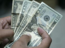 El dólar libre se vende cinco centavos más que al cierre de la víspera. ARCHIVO /