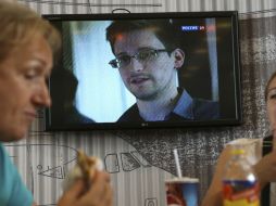 Un reporte sobre Snowden es presentado en un noticiero de Moscú. AP /