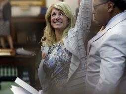 La senadora Wendy Davis habla el martes durante más de 10 horas, en una táctica de obstrucción que impide la votación. AP /