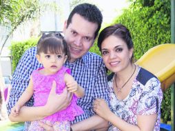 Con la pequeña festejada. Raúl Sánchez y Ana José Velasco con su hija Ana José.  /