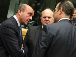 El ministro español, Luis de Guindos (i), asegura que dieron prioridad a la protección del dinero del contribuyente. AP /