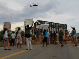Los productores atraviesan cajas de madera donde empacan los mangos y un camión tórton. ARCHIVO /