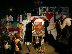 Mandela, conectado a respirador artificial; familias enteras aguardan afuera del hospital. AP /
