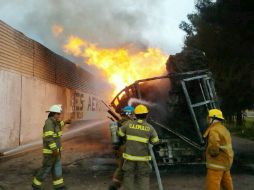 Los bomberos atendieron el siniestro. ESPECIAL /