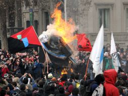 Estudiantes realizan un paro nacional y una marcha por la educación. EFE /